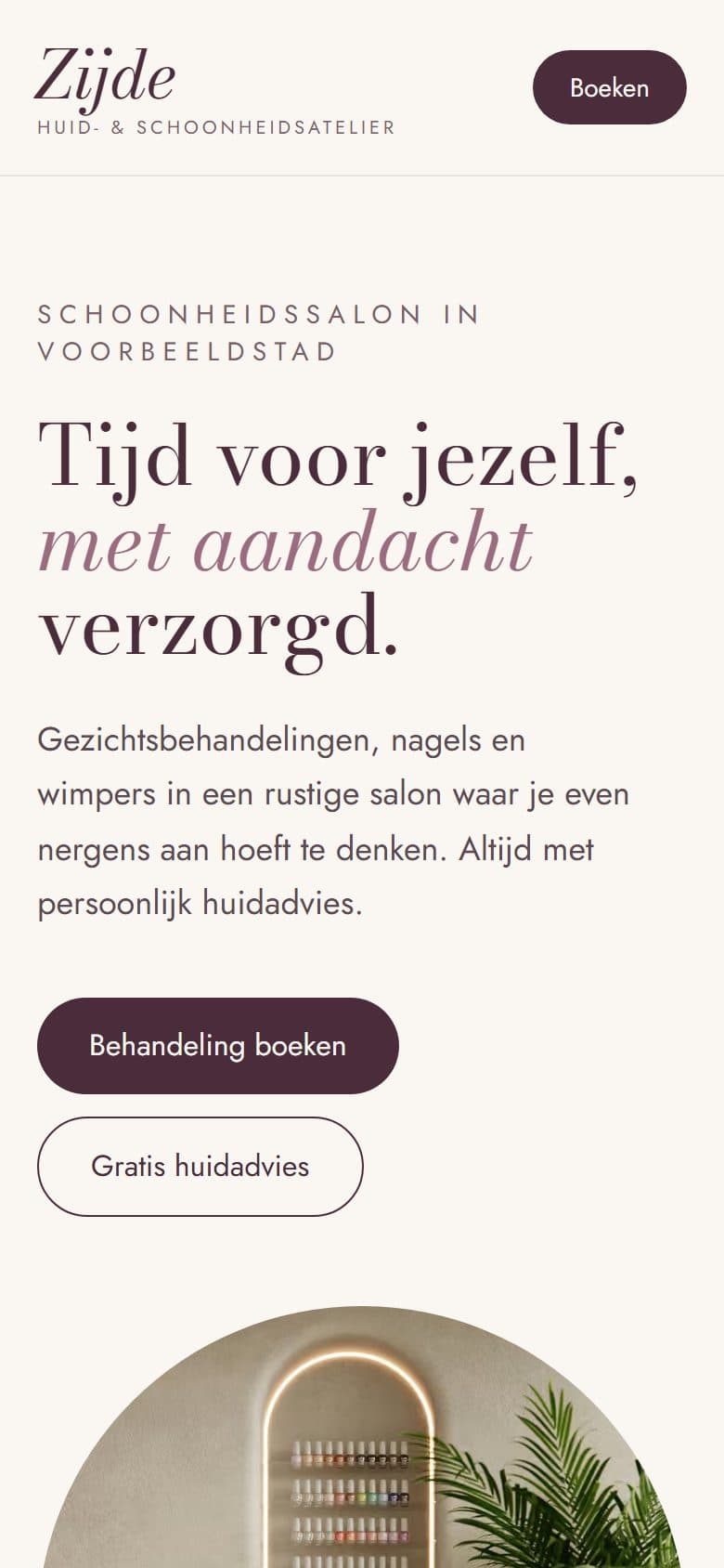 Voorbeeldwebsite Salon Zijde op een telefoon